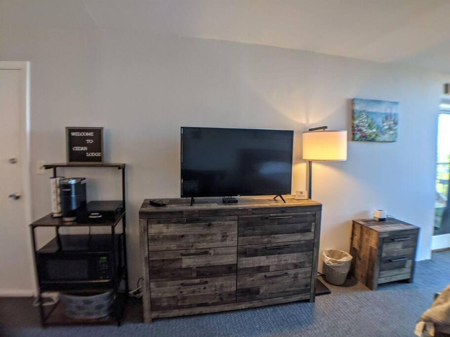 Cute Cedar Lodge Studio With Balcony & Lake Views! Лакония Екстериор снимка