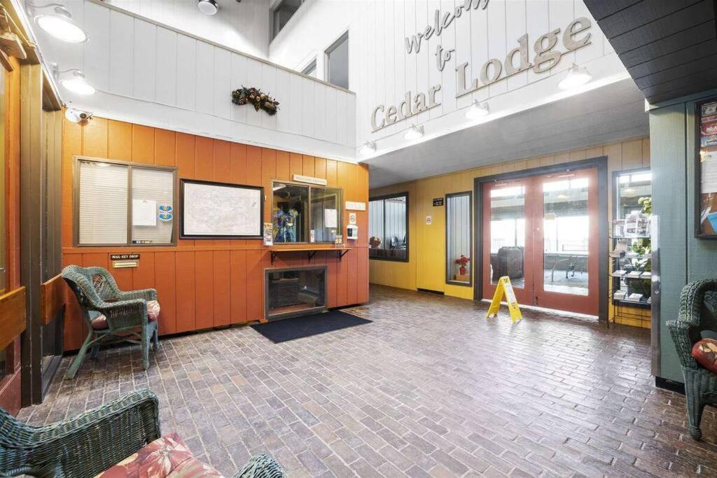 Cute Cedar Lodge Studio With Balcony & Lake Views! Лакония Екстериор снимка