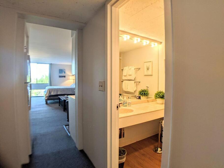 Cute Cedar Lodge Studio With Balcony & Lake Views! Лакония Екстериор снимка