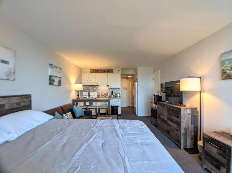 Cute Cedar Lodge Studio With Balcony & Lake Views! Лакония Екстериор снимка